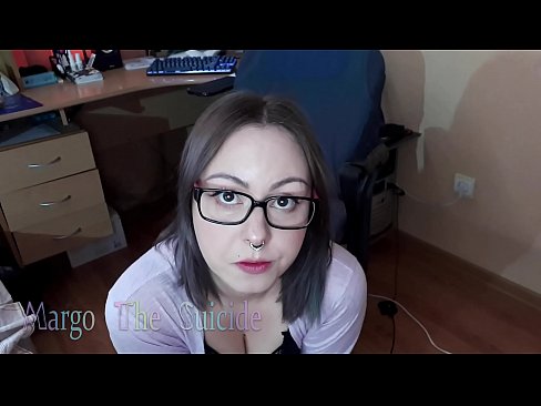 ❤️ Секси девојка со наочари длабоко го цица дилдото на камерата ❤❌ Ебате кај нас ❤